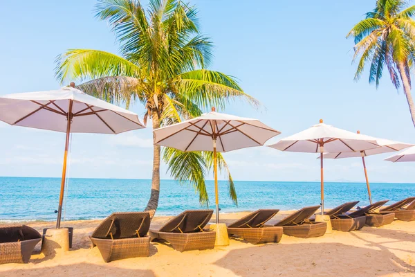 Sonnenschirm und Liegestuhl am tropischen Strand — Stockfoto
