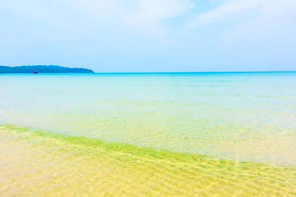 Beautiful tropical ocean on beach — Stock Photo, Image