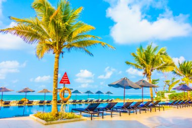 Güzel lüks şemsiyeleri ve sandalyeler