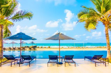 Güzel lüks şemsiyeleri ve sandalyeler