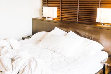 Dağınık beyaz yastıklar