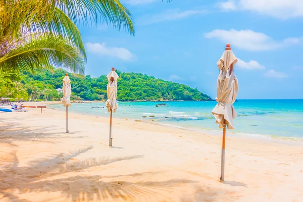 Schöner tropischer Strand und Meer — Stockfoto