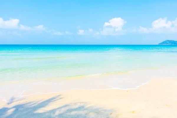 Hermosa playa tropical y el mar — Foto de Stock