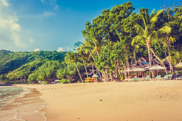 Schöner tropischer Strand und Meer — Stockfoto