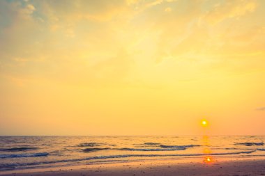 Sahilde gökyüzü günbatımı