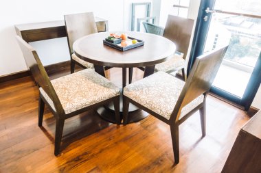 Boş masa ve sandalye