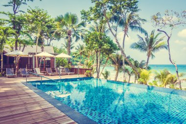 Otelde lüks bir yüzme havuzu