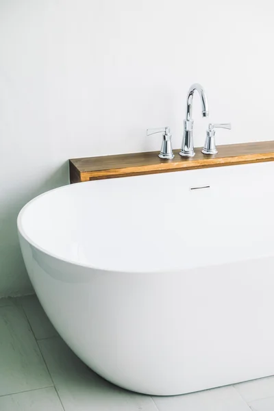 Schöne Luxus weiße Badewanne Dekoration — Stockfoto