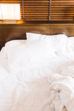 Dağınık beyaz yastıklar