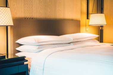 Yatakta güzel lüks beyaz yastıklar