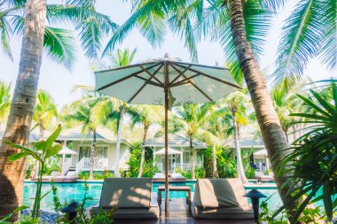 Otel havuzunda yüzme havuzu