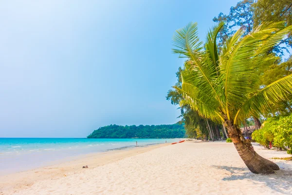 Oceano tropicale e spiaggia di sabbia sull'isola — Foto Stock