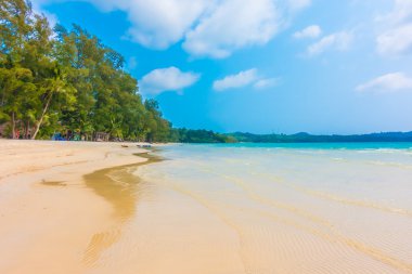 tropikal okyanus ve adada kum plaj