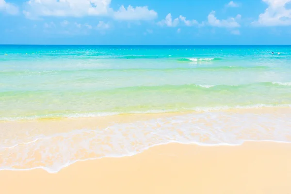 Güzel tropikal plaj ve deniz — Stok fotoğraf