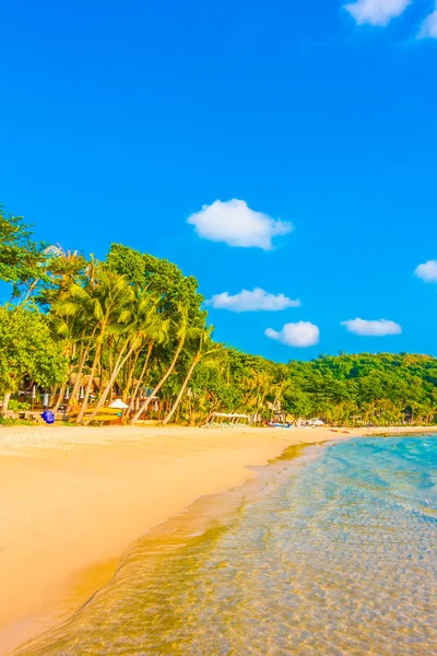 Hermosa playa tropical y paisaje marino — Foto de Stock