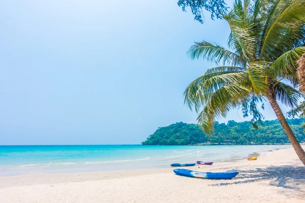 Océan tropical et plage de sable sur l'île — Photo