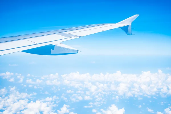 Asa de avião no céu azul bonito — Fotografia de Stock