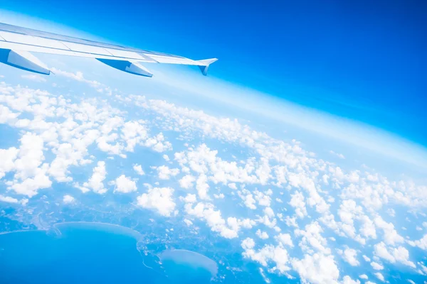 Asa de avião no céu azul bonito — Fotografia de Stock