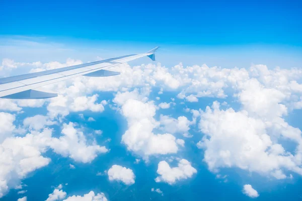 美しい青い空に飛行機の翼 — ストック写真