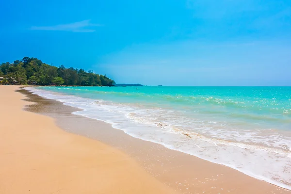 Hermosa playa tropical y el mar — Foto de Stock