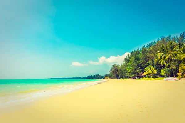 Belle plage tropicale et mer — Photo