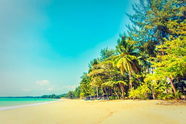 Belle plage tropicale et mer — Photo