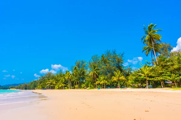 Mooi tropisch strand en zee — Stockfoto