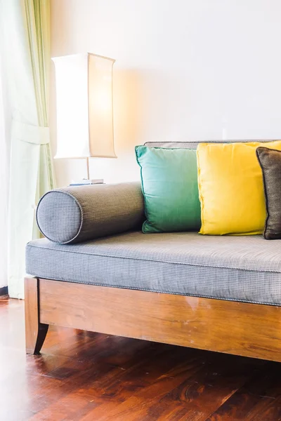 ソファの上の美しい高級枕 — ストック写真