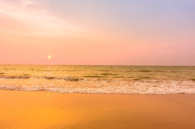 tropik sahilde güzel gün batımı
