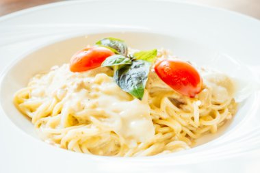 Leziz spagetti carboana