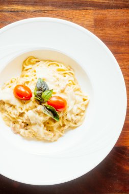 Leziz spagetti carboana