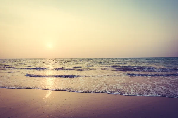 Schöner Sonnenuntergang am tropischen Strand — Stockfoto