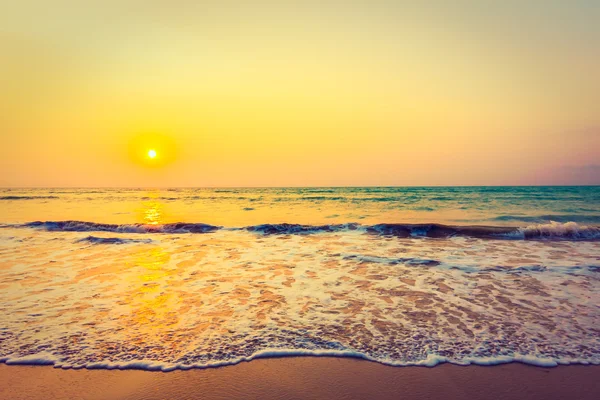 Mooie zonsondergang op tropisch strand — Stockfoto