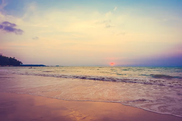 Schöner Sonnenuntergang am tropischen Strand — Stockfoto