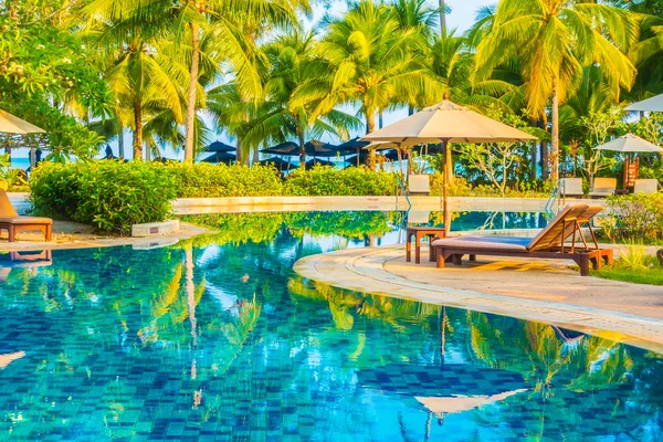 Outdoor swimming pool in hotel — Stock Photo, Image