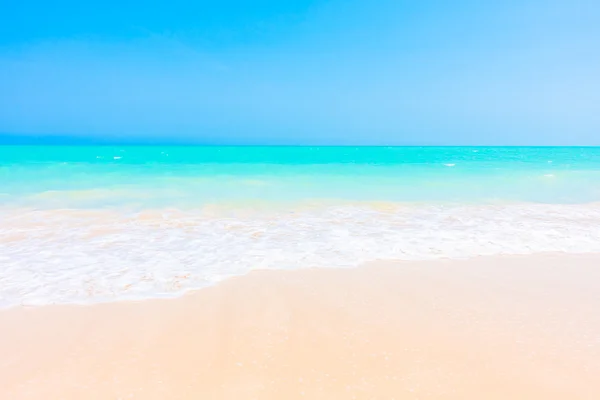 Hermosa playa tropical y el mar — Foto de Stock