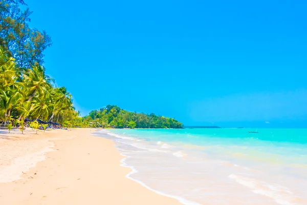 Hermosa playa tropical y el mar — Foto de Stock