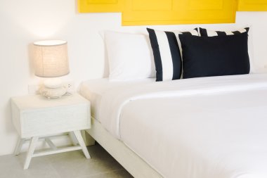 Güzel lüks yastık yatak üzerinde