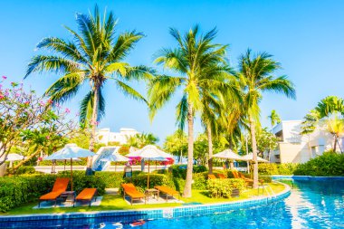 Boş şemsiyeleri ve sandalyeler