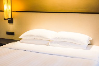 Yatak ve ışık lamba beyaz yastık