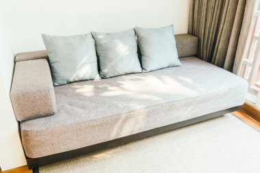 oturma odasında kanepede yastık