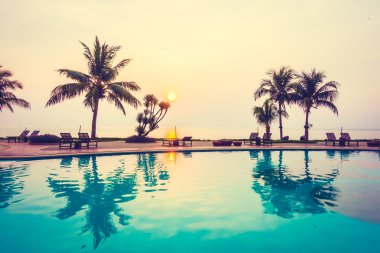 Yüzme Havuzu ile Hindistan cevizi hurma ağaçlarının Silhouettes