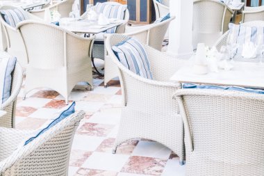 boş masa ve sandalyeler