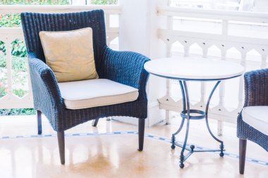 oturma odasında kanepede yastık