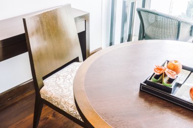 Boş masa ve sandalye