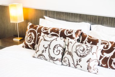 Yatakta güzel lüks yastıklar