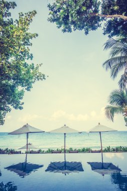 Otelde lüks bir yüzme havuzu