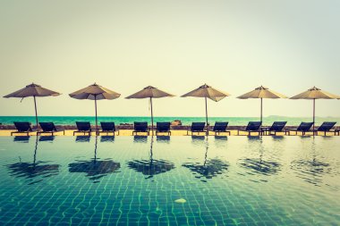 Güzel lüks şemsiyeleri ve sandalyeler