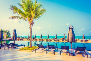 Güzel lüks şemsiyeleri ve sandalyeler