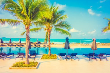 Güzel lüks şemsiyeleri ve sandalyeler